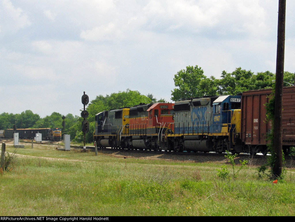 CSX 8739 leads a train towards the yard with Q478 waiting